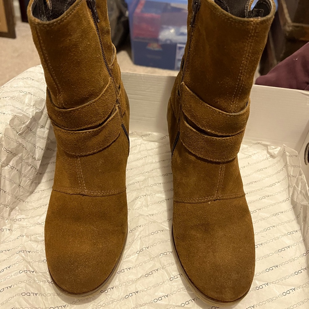 LIKE NEW!! Gently Worn and well cared for Women’s Boots 🥾